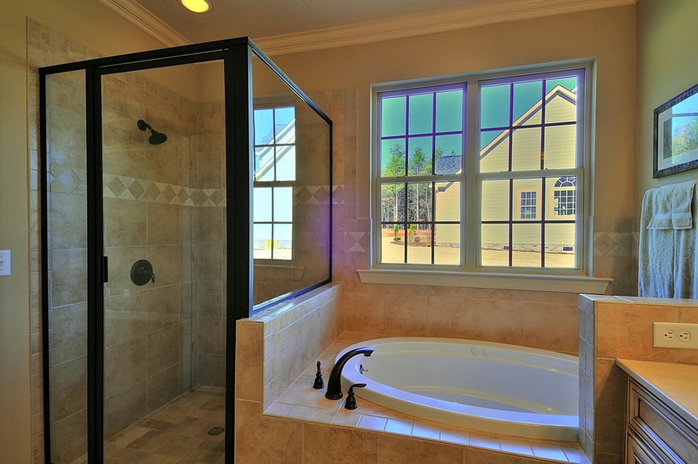 Пример оригинального дизайна: ванная комната в классическом стиле с врезной раковиной, плоскими фасадами, светлыми деревянными фасадами, мраморной столешницей, накладной ванной, угловым душем, бежевой плиткой и керамической плиткой