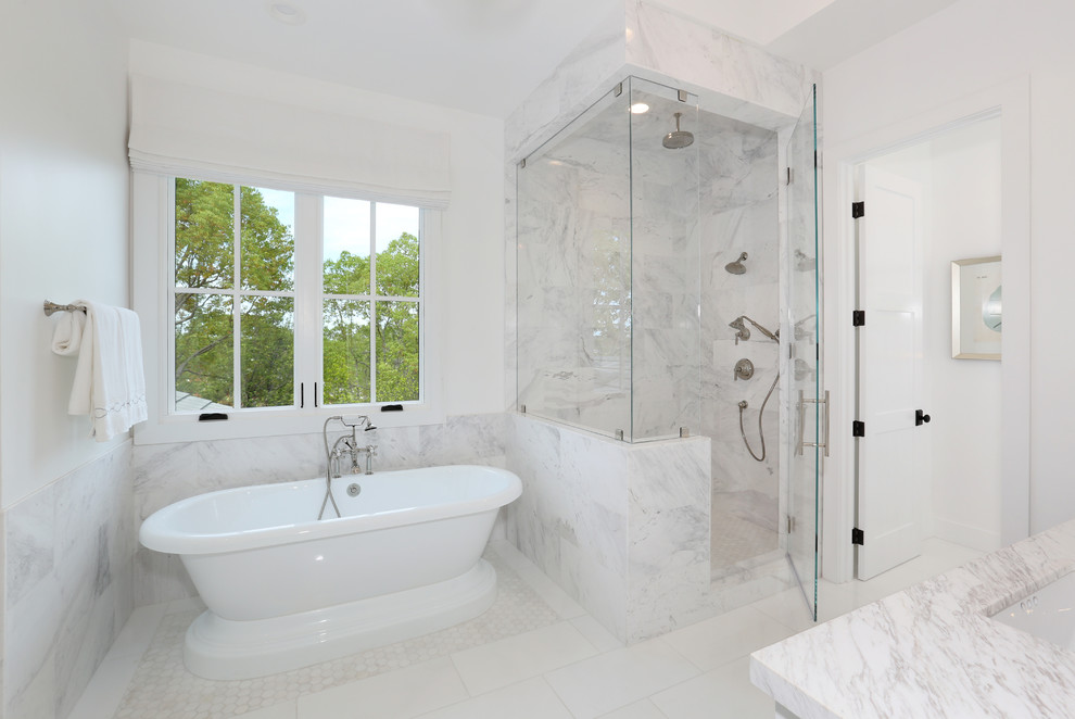 Пример оригинального дизайна: большая главная ванная комната в классическом стиле с врезной раковиной, мраморной столешницей, отдельно стоящей ванной, угловым душем, белой плиткой, белыми стенами и полом из керамической плитки