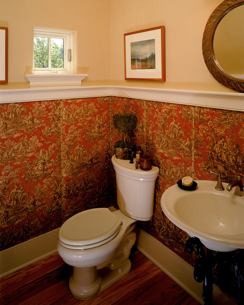 Пример оригинального дизайна: ванная комната в классическом стиле с подвесной раковиной и разноцветными стенами