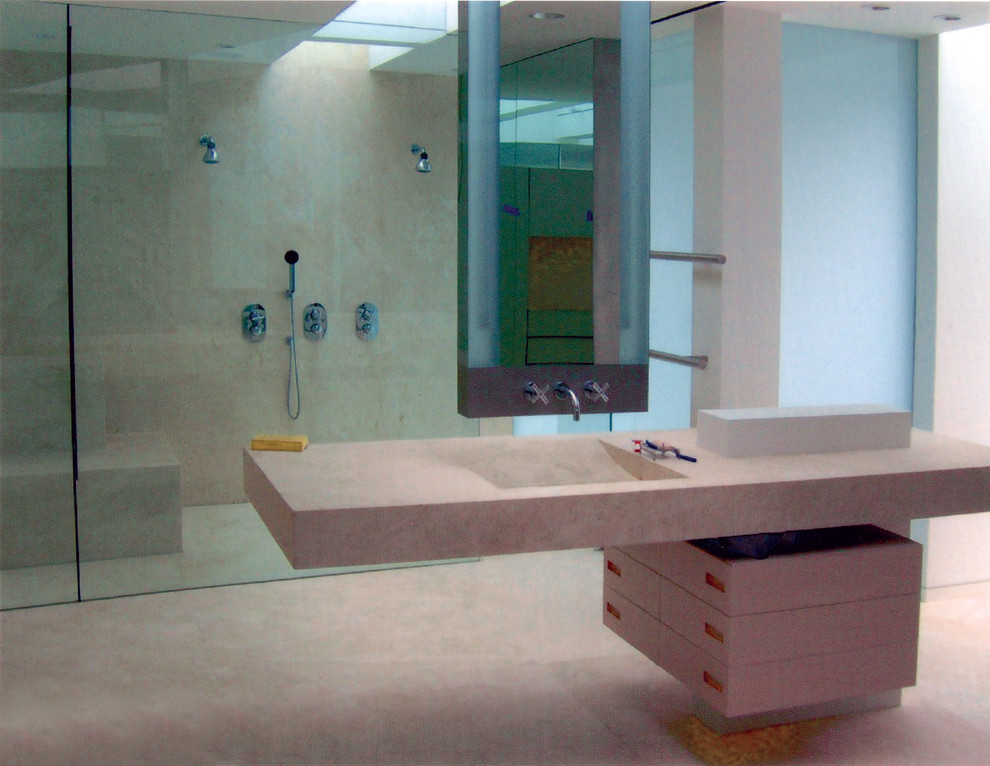 Foto på ett badrum, med en kantlös dusch, travertin golv, bänkskiva i kalksten och dusch med gångjärnsdörr