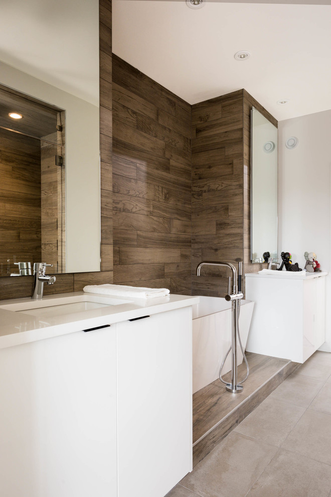 Example of a minimalist bathroom design in Calgary