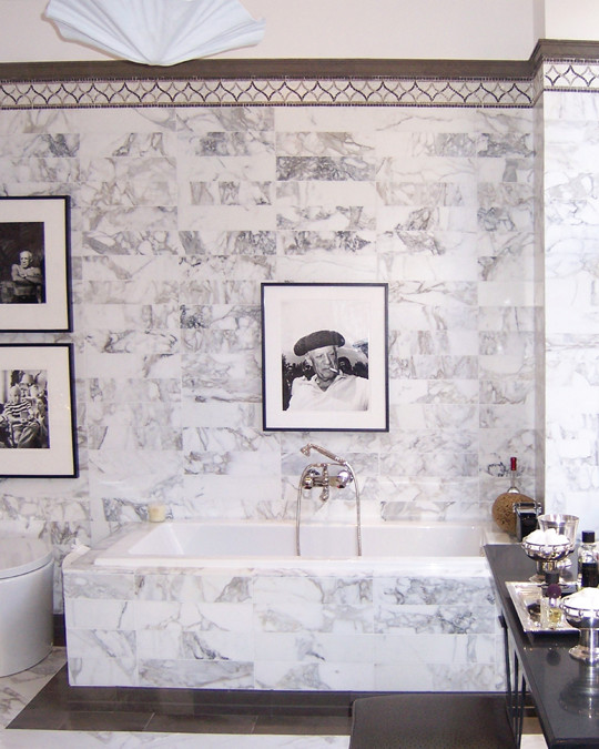 Cette photo montre une salle de bain avec une baignoire en alcôve, un sol en marbre et un plan de toilette en marbre.