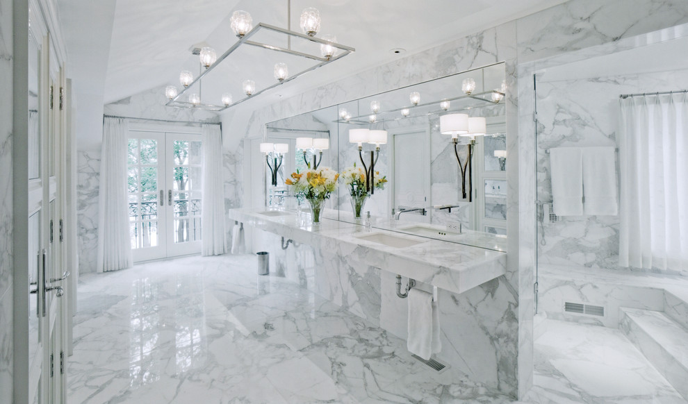 Esempio di una stanza da bagno con vasca giapponese, doccia ad angolo, piastrelle di marmo, pavimento in marmo, top in marmo e porta doccia a battente