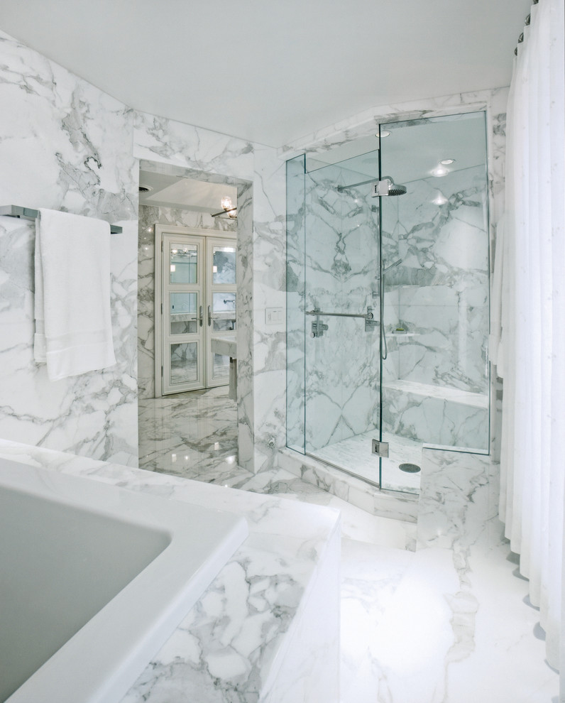 Стильный дизайн: ванная комната с японской ванной, угловым душем, мраморной плиткой, мраморным полом, мраморной столешницей и душем с распашными дверями - последний тренд