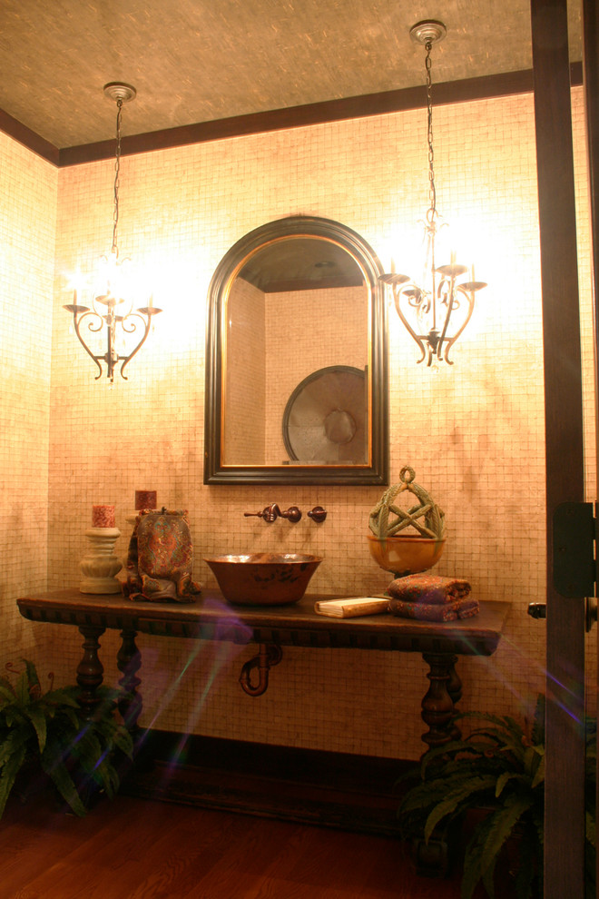 Inspiration för stora medelhavsstil badrum med dusch, med ett fristående handfat, möbel-liknande, skåp i slitet trä, träbänkskiva, flerfärgade väggar, mellanmörkt trägolv och beige kakel