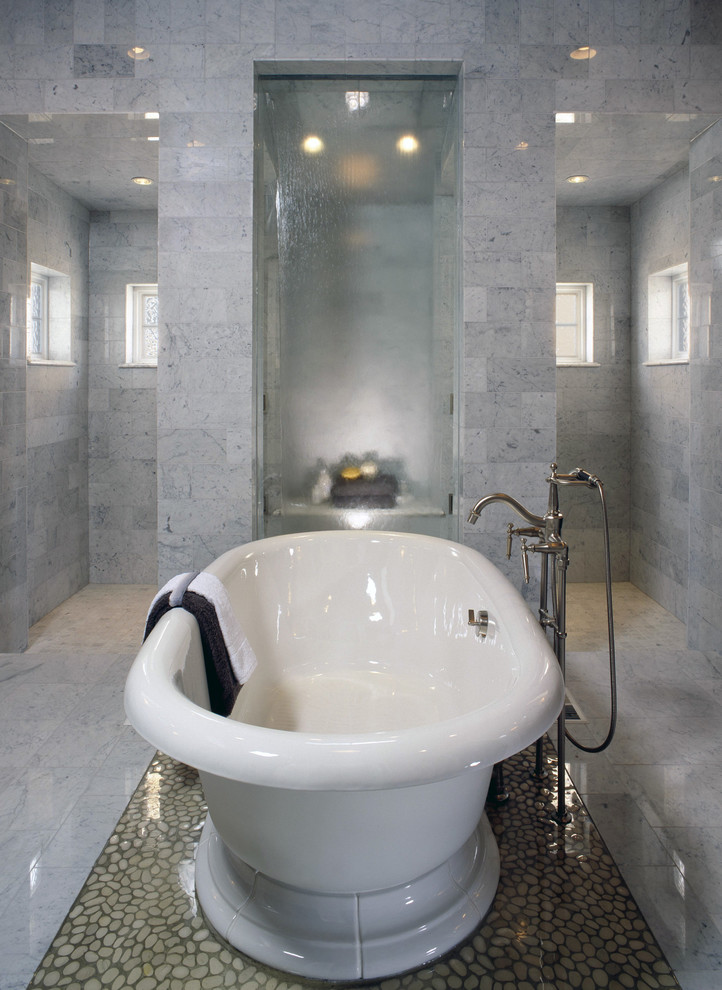 Exemple d'une salle de bain chic avec une baignoire indépendante.