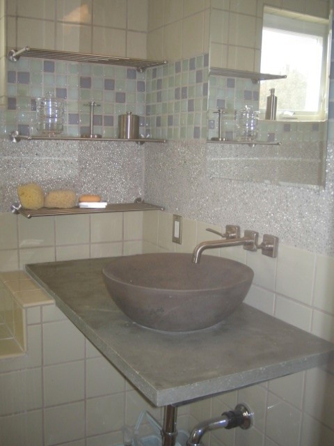 Diseño de cuarto de baño contemporáneo pequeño con armarios abiertos, baldosas y/o azulejos multicolor, baldosas y/o azulejos en mosaico, paredes beige, aseo y ducha, lavabo sobreencimera y encimera de cemento