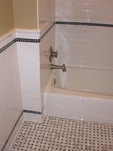 Inspiration för moderna badrum, med ett undermonterad handfat, skåp i mörkt trä, granitbänkskiva, ett badkar i en alkov, en dusch/badkar-kombination och en toalettstol med separat cisternkåpa