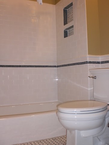 Bild på ett funkis badrum, med ett undermonterad handfat, skåp i mörkt trä, granitbänkskiva, ett badkar i en alkov, en dusch/badkar-kombination och en toalettstol med separat cisternkåpa