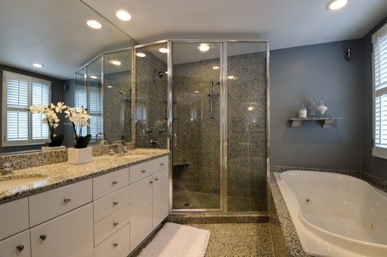 Inredning av ett klassiskt mellanstort en-suite badrum, med släta luckor, vita skåp, ett platsbyggt badkar, en hörndusch, en toalettstol med separat cisternkåpa, svart och vit kakel, stenhäll, grå väggar, klinkergolv i keramik, ett undermonterad handfat och granitbänkskiva