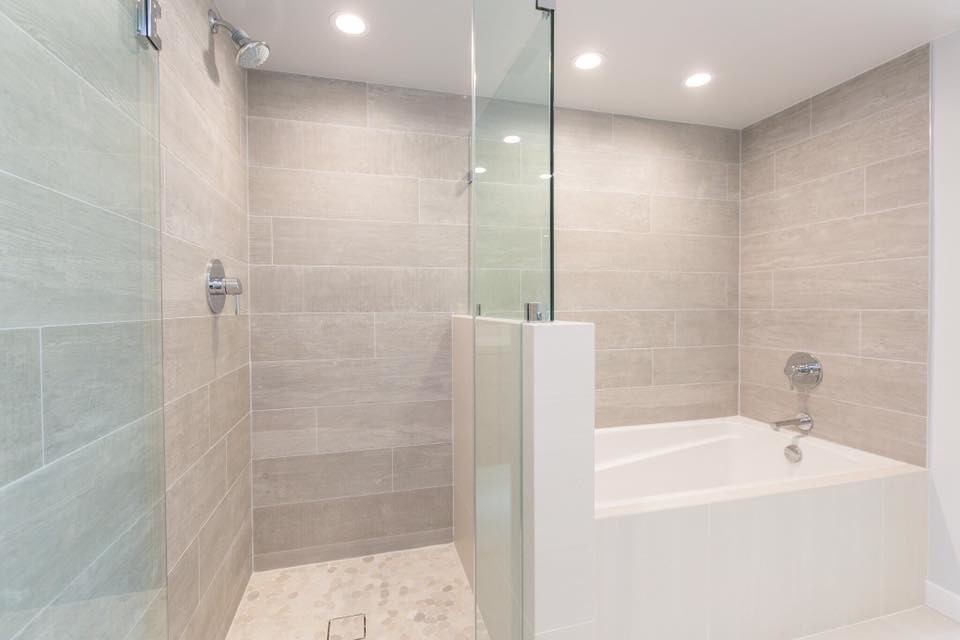 Пример оригинального дизайна: главная ванная комната среднего размера в стиле неоклассика (современная классика) с плоскими фасадами, светлыми деревянными фасадами, угловой ванной, душем в нише, унитазом-моноблоком, бежевой плиткой, керамогранитной плиткой, белыми стенами, врезной раковиной, бежевым полом и душем с распашными дверями