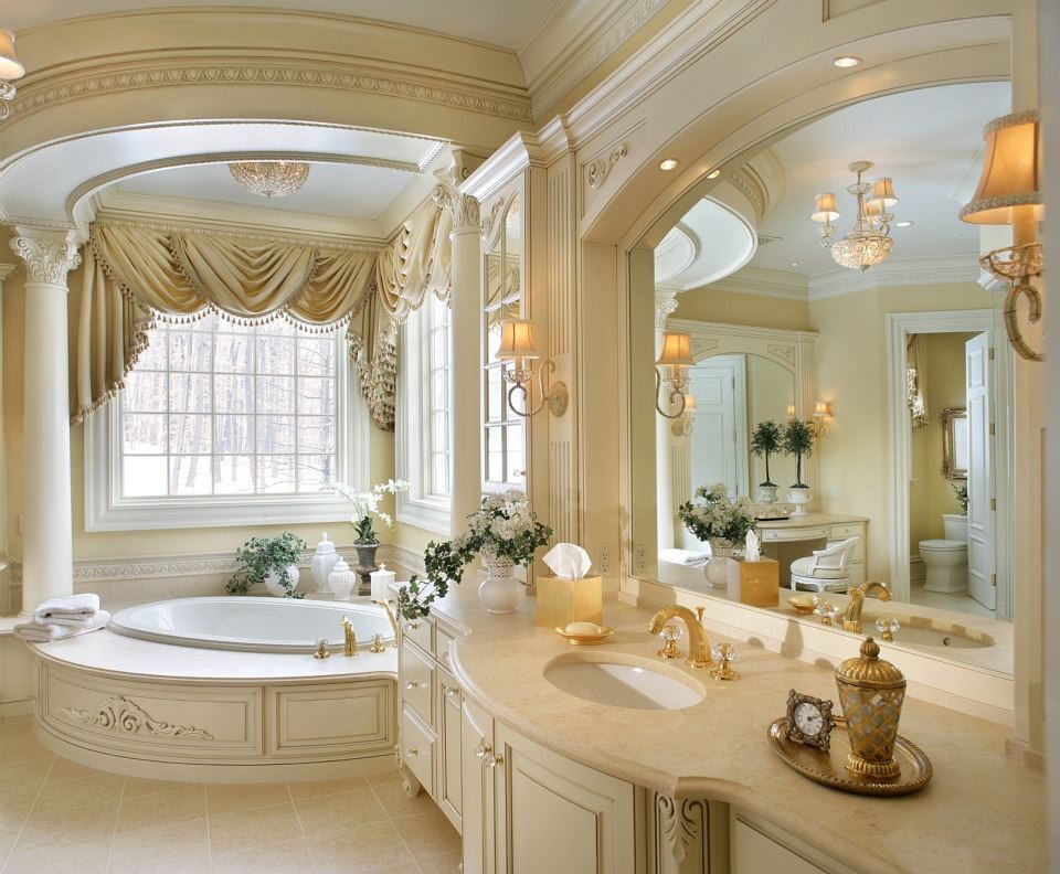 Klassisk inredning av ett mellanstort badrum, med ett undermonterad handfat, luckor med upphöjd panel, beige skåp, bänkskiva i kalksten, ett platsbyggt badkar, en dusch i en alkov, en toalettstol med separat cisternkåpa, beige kakel, keramikplattor, beige väggar och klinkergolv i keramik