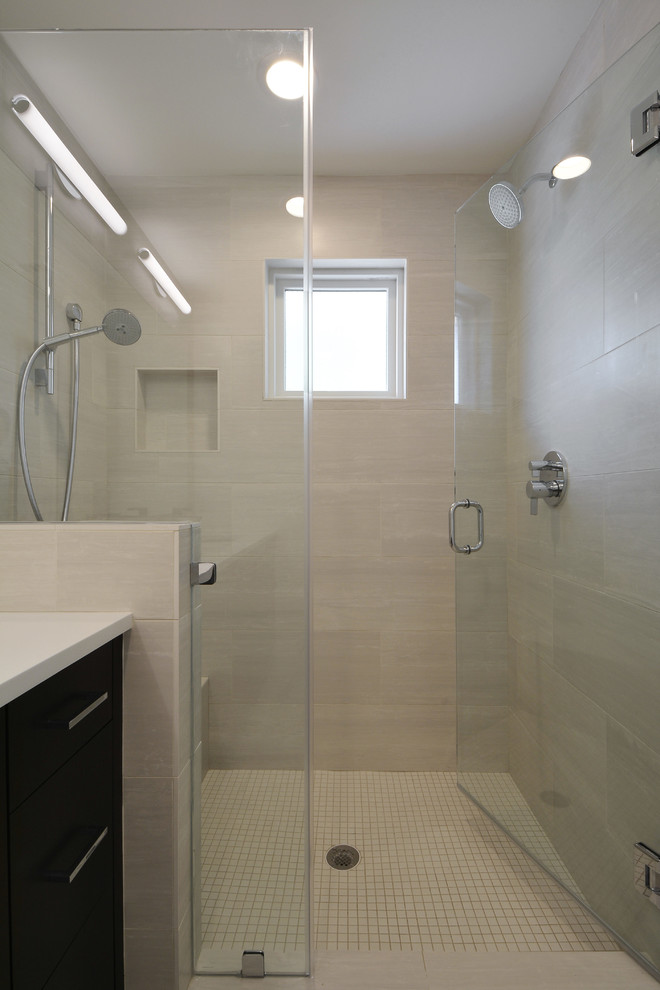 На фото: ванная комната в стиле модернизм с серыми стенами с