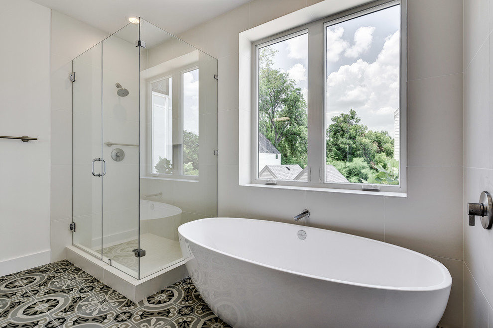 Источник вдохновения для домашнего уюта: главная ванная комната в стиле модернизм с плоскими фасадами, серыми фасадами, отдельно стоящей ванной, угловым душем, раздельным унитазом, белыми стенами, полом из цементной плитки, врезной раковиной, столешницей из искусственного кварца, разноцветным полом и душем с распашными дверями