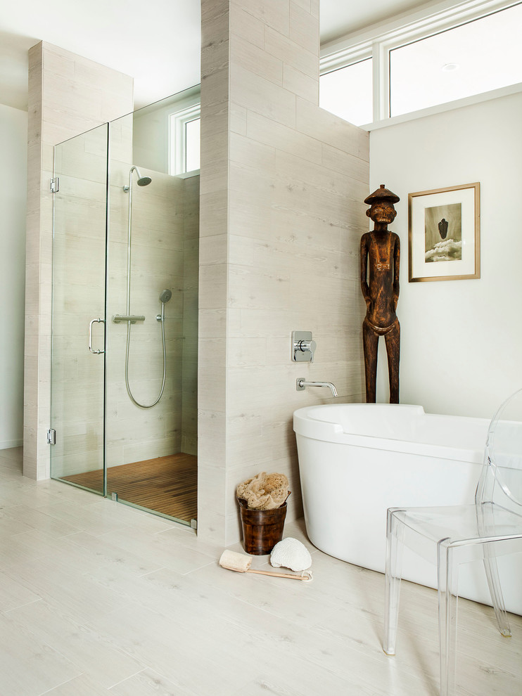 Ejemplo de cuarto de baño contemporáneo con armarios con paneles lisos, puertas de armario marrones, encimera de acrílico, bañera exenta, baldosas y/o azulejos blancos y baldosas y/o azulejos de porcelana