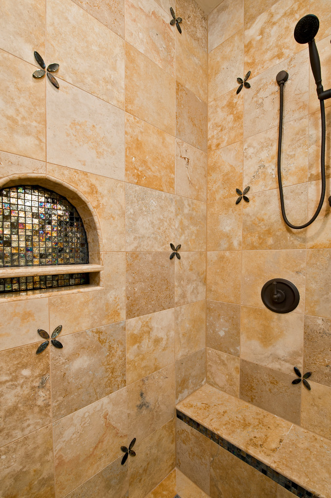 Exemple d'une très grande salle de bain principale méditerranéenne avec un carrelage beige et un mur beige.