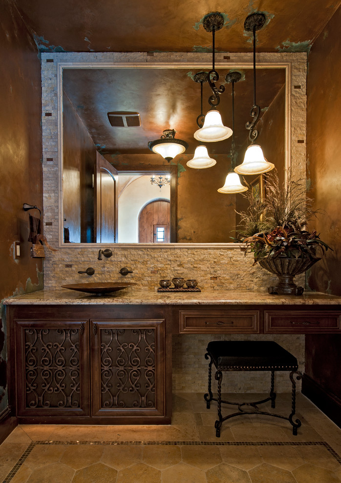 Immagine di un'ampia stanza da bagno padronale mediterranea con lavabo a bacinella, consolle stile comò, ante in legno bruno, top in granito, piastrelle beige, pareti beige e pavimento in travertino
