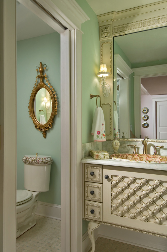 Пример оригинального дизайна: детская ванная комната в классическом стиле с зелеными стенами, мраморной столешницей, раздельным унитазом, мраморным полом, накладной раковиной, бежевыми фасадами и фасадами с утопленной филенкой