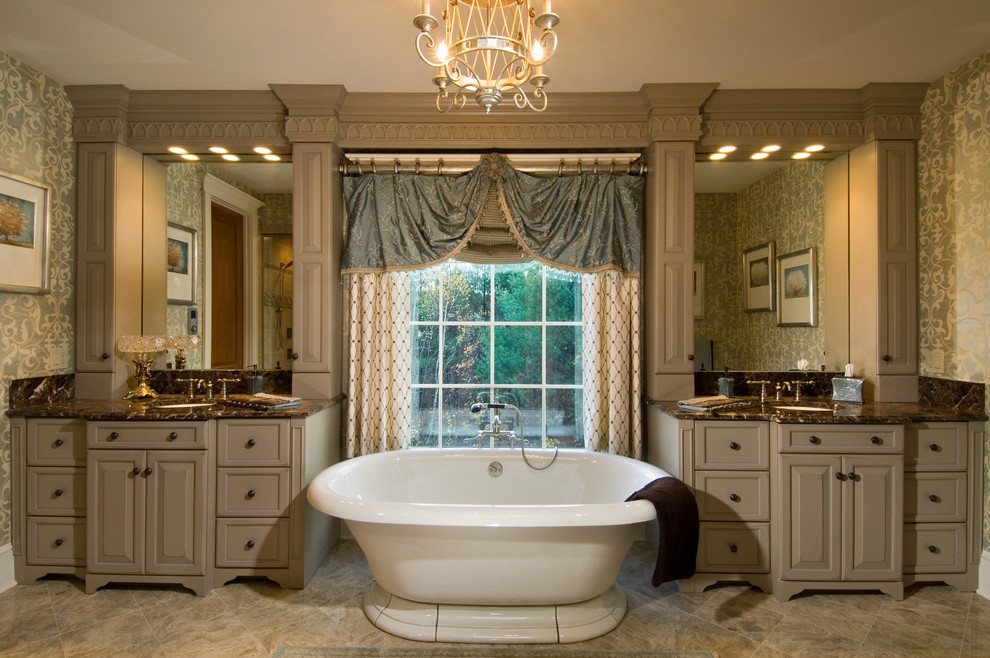 ボストンにあるトラディショナルスタイルのおしゃれな浴室 (アンダーカウンター洗面器、レイズドパネル扉のキャビネット、グレーのキャビネット、置き型浴槽) の写真