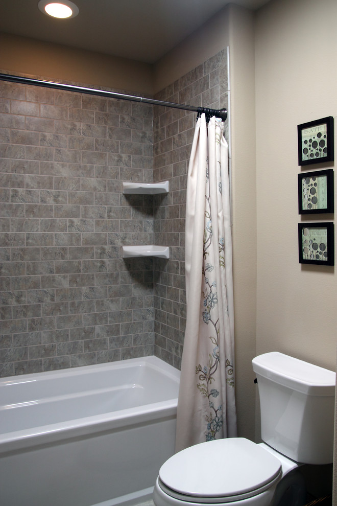 На фото: ванная комната в средиземноморском стиле с ванной в нише, душем над ванной и раздельным унитазом с