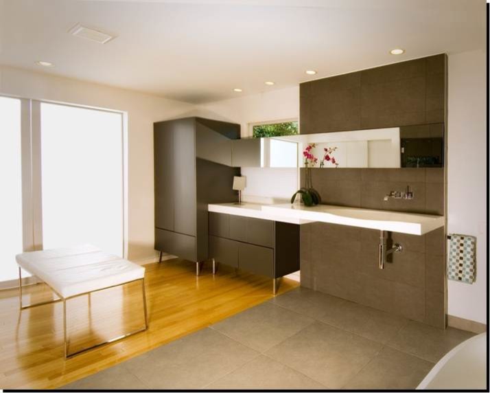 Idées déco pour une grande salle de bain principale moderne avec un placard à porte plane, des portes de placard grises, une baignoire indépendante, un mur beige, parquet clair, un lavabo suspendu et un plan de toilette en surface solide.