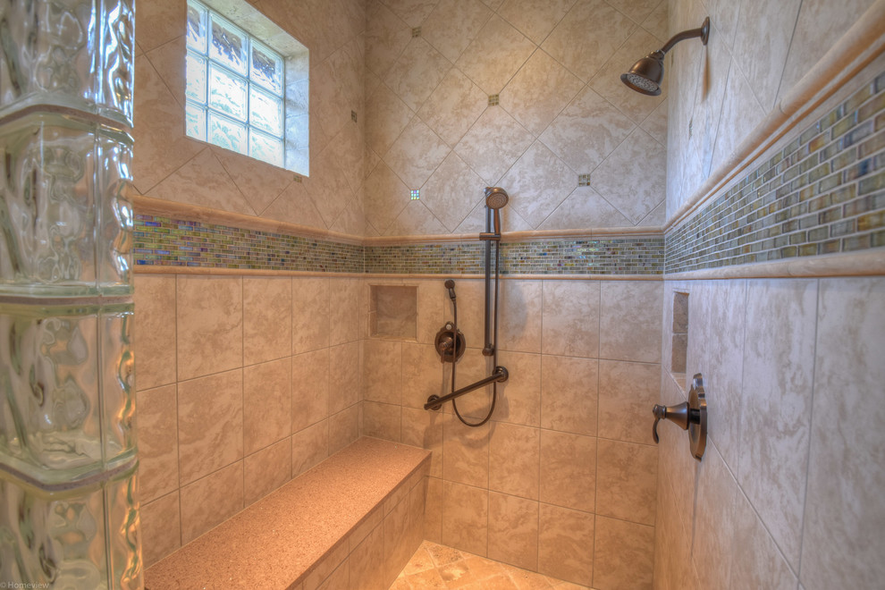 На фото: большая главная ванная комната в классическом стиле с фасадами с утопленной филенкой, фасадами цвета дерева среднего тона, угловым душем, бежевыми стенами, врезной раковиной, бежевым полом и открытым душем