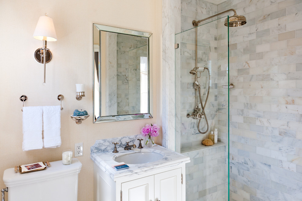 Стильный дизайн: ванная комната в классическом стиле с открытым душем и открытым душем - последний тренд