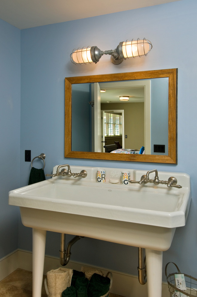Пример оригинального дизайна: детская ванная комната в стиле рустика с раковиной с несколькими смесителями и синими стенами