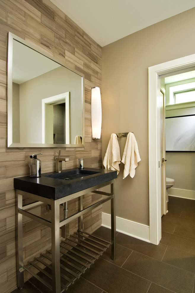 Imagen de cuarto de baño rural con lavabo tipo consola y baldosas y/o azulejos de piedra