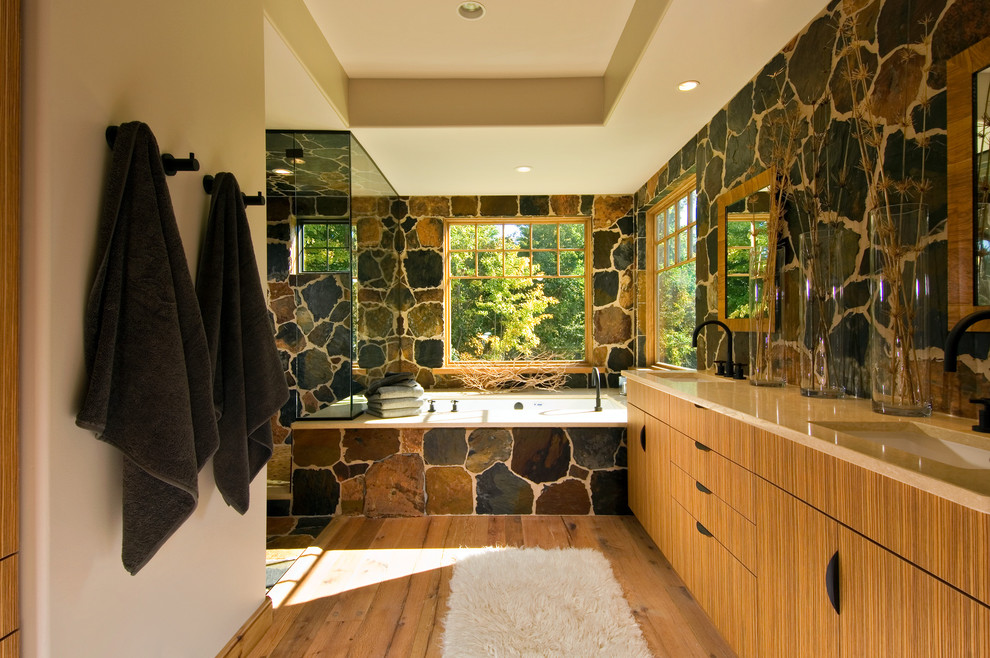 Idées déco pour une salle de bain montagne en bois brun avec un lavabo encastré, un placard à porte plane, une baignoire encastrée, une douche d'angle, du carrelage en ardoise et un mur en pierre.