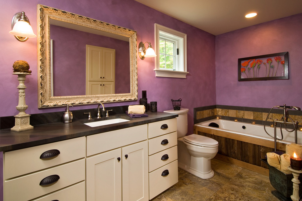 ニューヨークにあるお手頃価格のカントリー風のおしゃれな浴室 (アンダーカウンター洗面器、シェーカースタイル扉のキャビネット、白いキャビネット、ドロップイン型浴槽、分離型トイレ、紫の壁) の写真