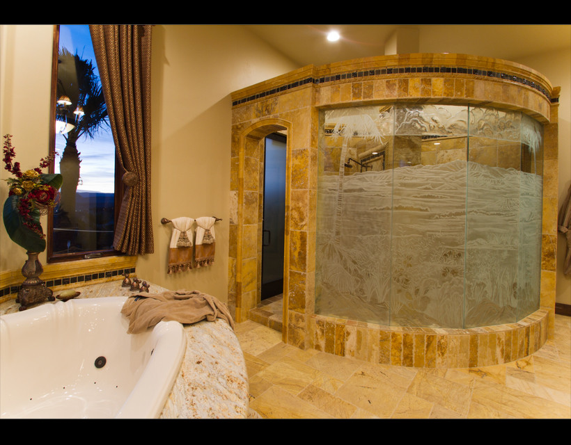 Esempio di un'ampia stanza da bagno padronale classica con ante in stile shaker, ante in legno bruno, vasca da incasso, doccia alcova, piastrelle beige, pareti beige, pavimento in travertino, lavabo sottopiano e top in granito