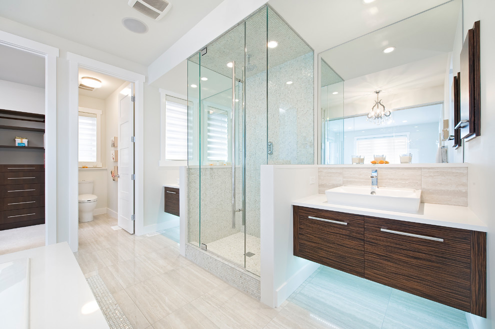 Imagen de cuarto de baño minimalista con baldosas y/o azulejos de travertino