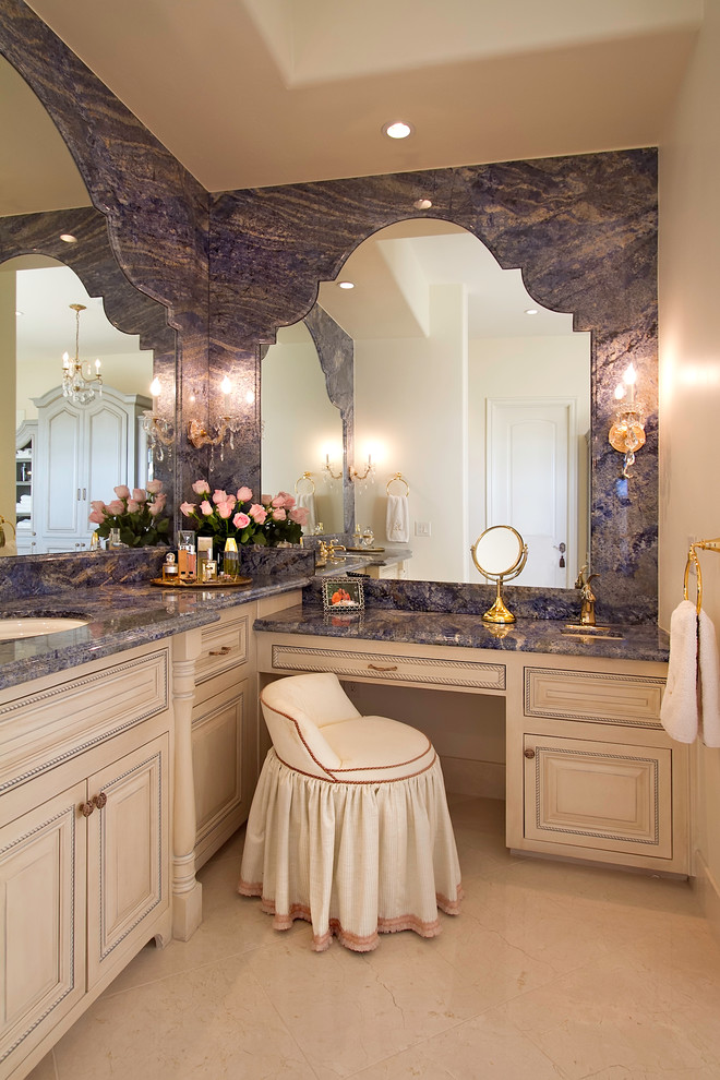 Idéer för ett mycket stort klassiskt blå en-suite badrum, med luckor med upphöjd panel, beige skåp, beige kakel, grå kakel, ett undermonterad handfat, stenhäll, beige väggar, travertin golv och granitbänkskiva