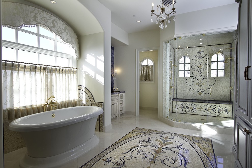 Exemple d'une très grande salle de bain principale éclectique avec une baignoire indépendante, mosaïque, des portes de placard blanches, une douche d'angle, un carrelage multicolore, un mur blanc, un sol en marbre et un placard avec porte à panneau surélevé.