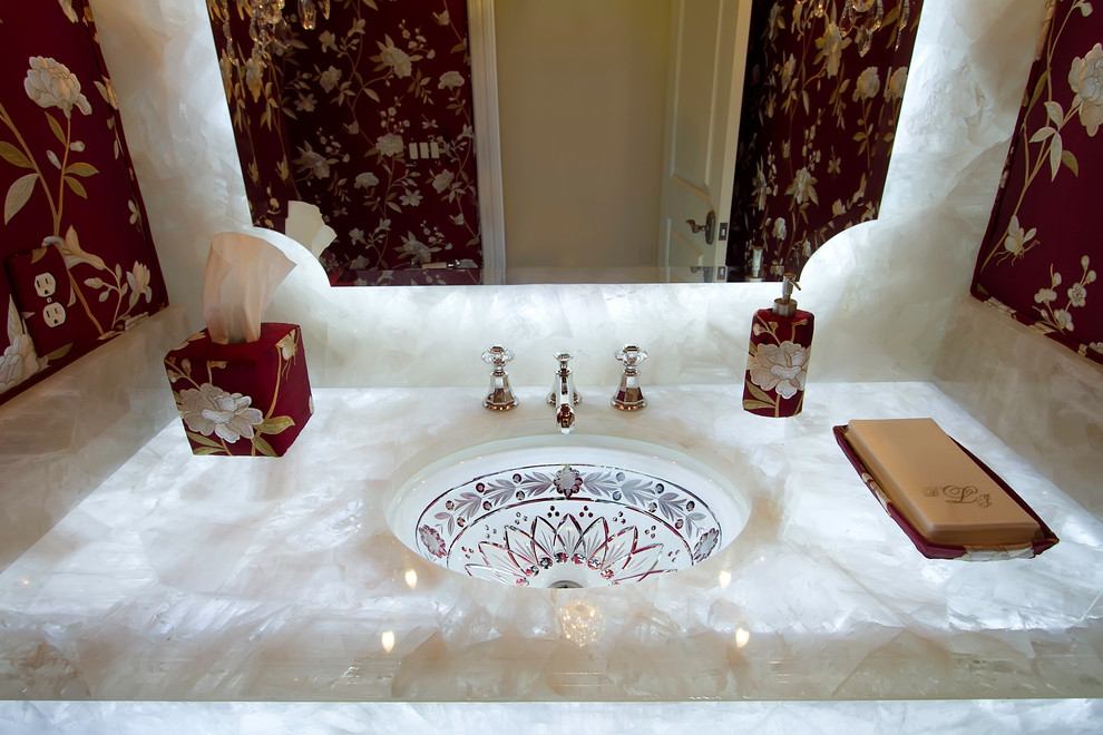 Imagen de cuarto de baño bohemio con lavabo bajoencimera