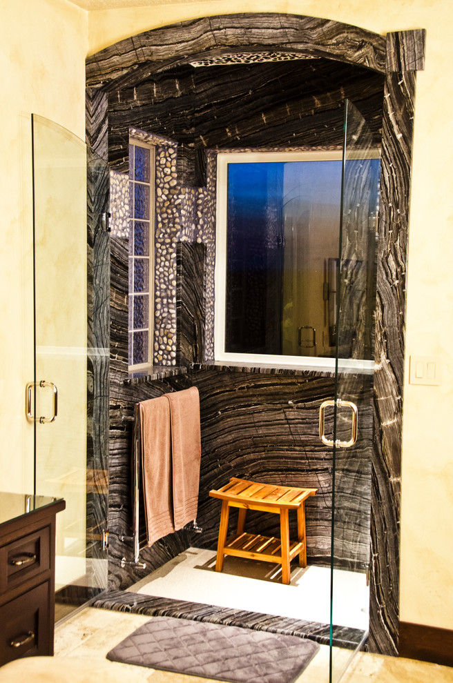 Immagine di una stanza da bagno design con doccia alcova, piastrelle nere, piastrelle grigie, piastrelle di marmo e pavimento in travertino