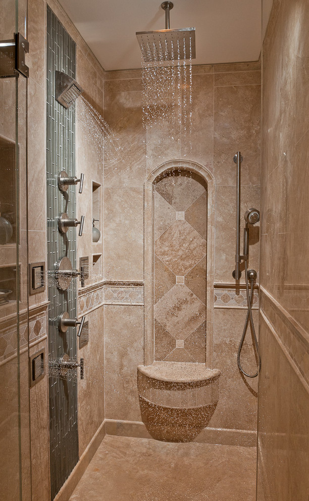 Idée de décoration pour un grand sauna design en bois brun avec un lavabo encastré, un placard à porte shaker, un plan de toilette en granite, une baignoire encastrée, WC séparés, un carrelage beige, un carrelage de pierre, un mur beige et un sol en travertin.