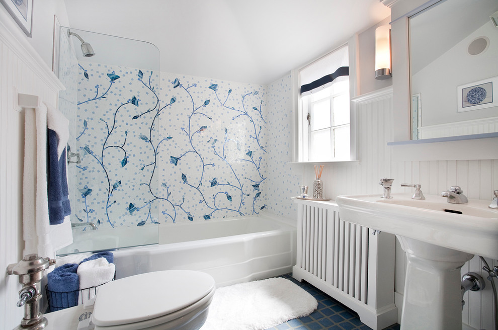 Inspiration för ett mellanstort funkis en-suite badrum, med ett badkar i en alkov, en dusch/badkar-kombination, en toalettstol med hel cisternkåpa, blå kakel, porslinskakel, vita väggar, klinkergolv i porslin och ett piedestal handfat