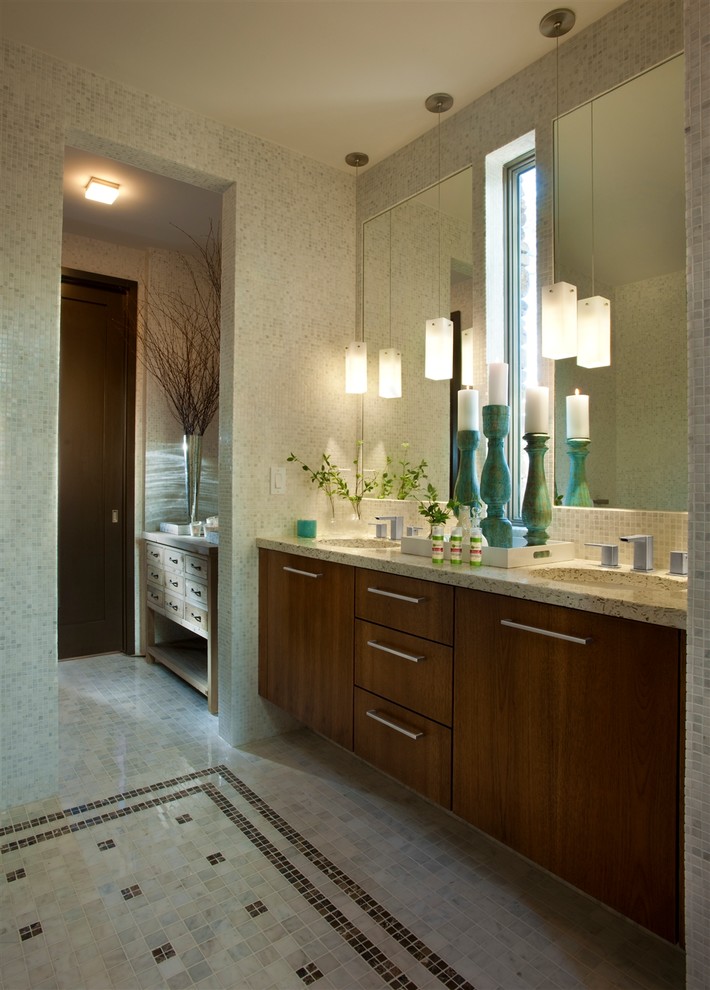 Exempel på ett mellanstort modernt en-suite badrum, med släta luckor, skåp i mörkt trä, blå kakel, grå kakel, mosaik, grå väggar, mosaikgolv, ett undermonterad handfat, granitbänkskiva och grått golv