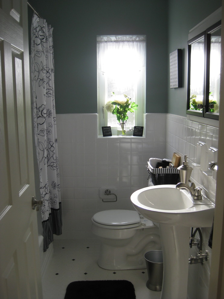 На фото: маленькая ванная комната в классическом стиле с раковиной с пьедесталом, ванной в нише, душем над ванной, раздельным унитазом, белой плиткой, керамической плиткой, синими стенами и полом из керамической плитки для на участке и в саду с