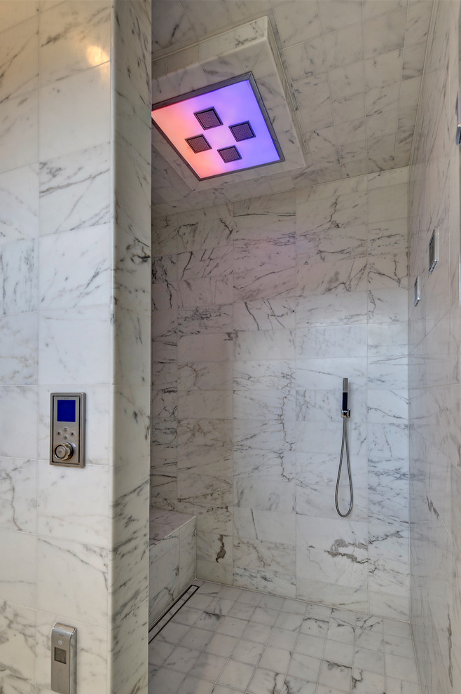 Immagine di una stanza da bagno contemporanea con doccia aperta, piastrelle bianche e doccia aperta