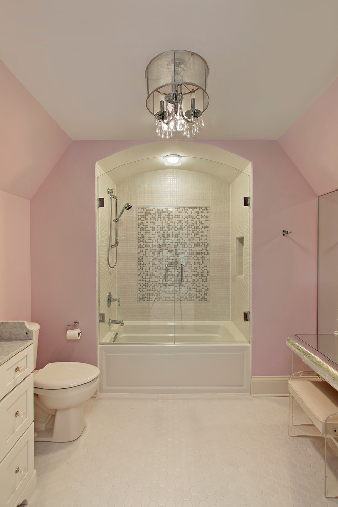 На фото: ванная комната в классическом стиле с разноцветной плиткой, плиткой мозаикой и розовыми стенами