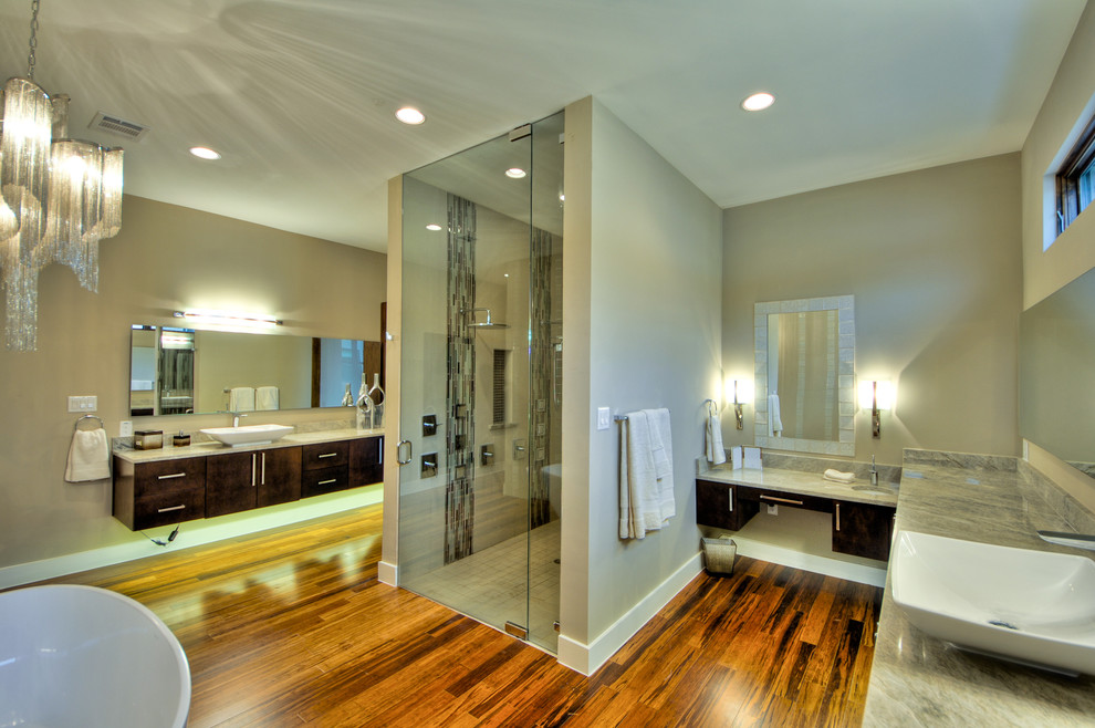 Idee per una stanza da bagno minimal con vasca freestanding, top in marmo e lavabo a bacinella