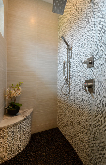 Bild på ett mellanstort funkis en-suite badrum, med ett undermonterad handfat, släta luckor, grå skåp, marmorbänkskiva, ett undermonterat badkar, en öppen dusch, en toalettstol med hel cisternkåpa, grå kakel, mosaik, grå väggar och mosaikgolv