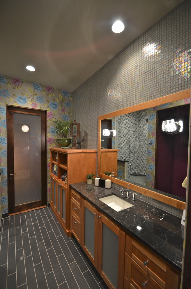 Источник вдохновения для домашнего уюта: ванная комната в современном стиле с врезной раковиной, стеклянными фасадами, фасадами цвета дерева среднего тона, серой плиткой, плиткой мозаикой и серым полом