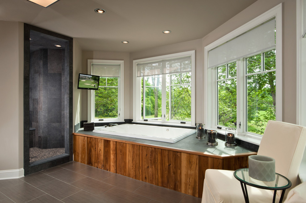Idee per una stanza da bagno contemporanea con vasca da incasso, doccia alcova e piastrelle grigie