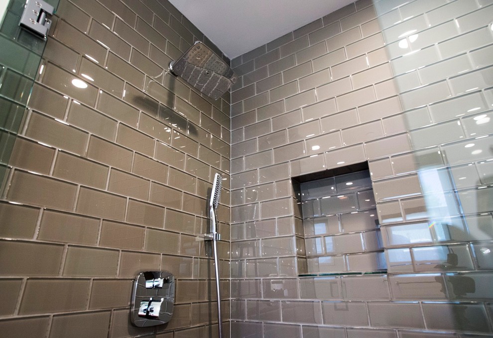 Свежая идея для дизайна: главная ванная комната среднего размера в стиле модернизм с угловым душем, коричневой плиткой, стеклянной плиткой, коричневыми стенами и полом из керамогранита - отличное фото интерьера