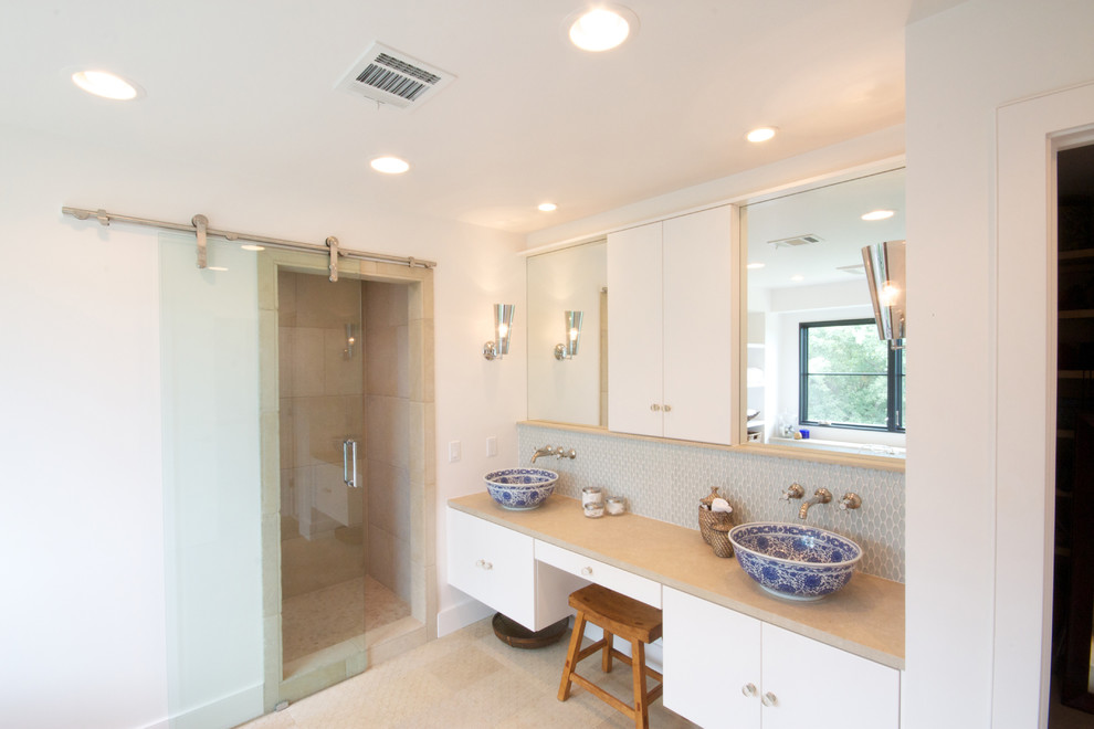 オースティンにあるコンテンポラリースタイルのおしゃれな浴室 (ベッセル式洗面器、フラットパネル扉のキャビネット、白いキャビネット、グレーのタイル、モザイクタイル) の写真