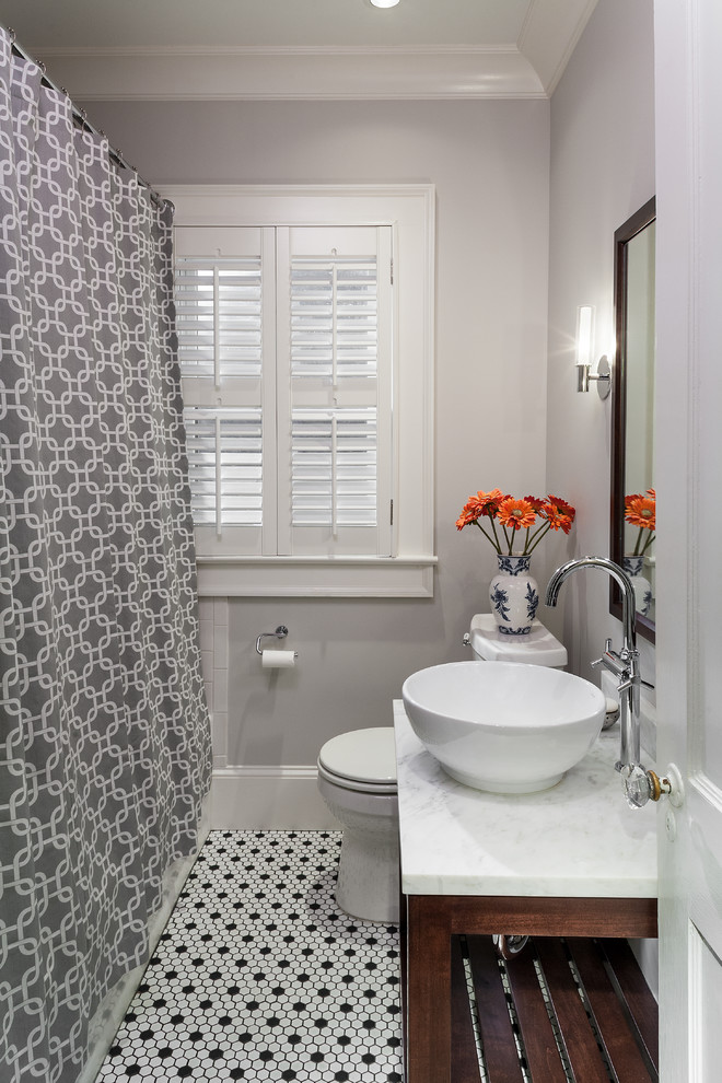На фото: ванная комната в классическом стиле с настольной раковиной и полом из мозаичной плитки
